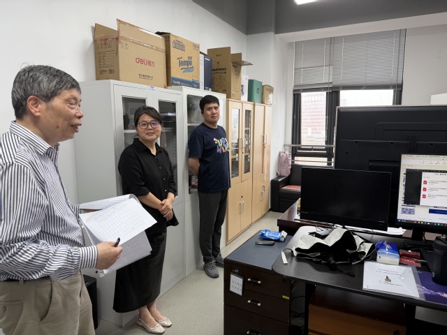 督导组在医疗中心检查交流