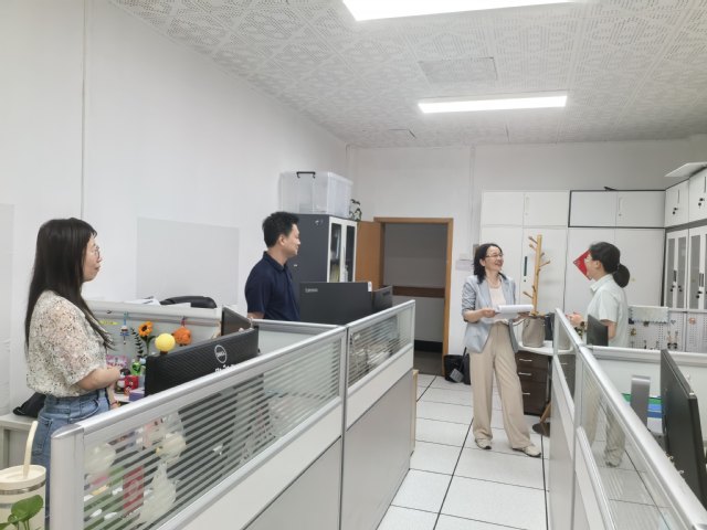督导组在与申报人交流